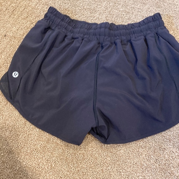 Lululemon Hotty Hot Shorts 2.5 inch Size 6 - Picture 10 of 12